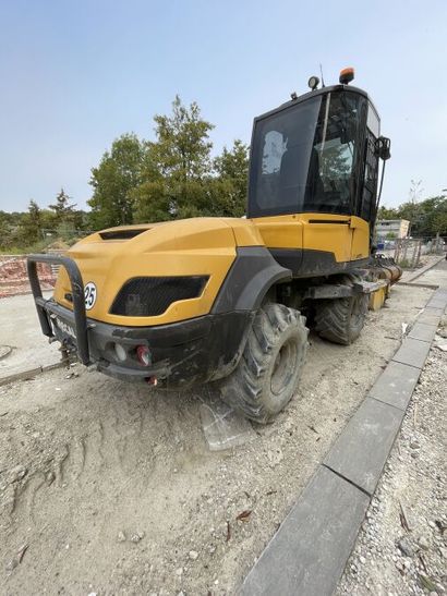 *1 pelle polyvalente sur pneus MECALAC 12...