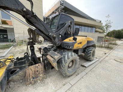 *1 pelle polyvalente sur pneus MECALAC 12...