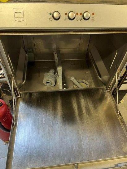 1 lave-vaisselle METRO Pro (Lot situé cabanon)...