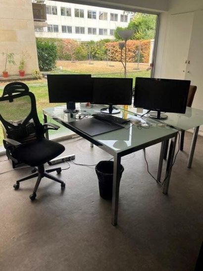 - 2 lampadaires à 1 bras articulé
- 1 meuble...
