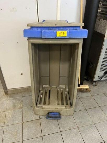 1 poubelle à pédale en plastique (Lot situé...
