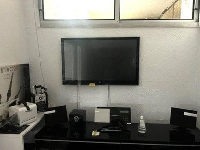 - 1 téléviseur LG 
- 1 chaine hifi avec 2...