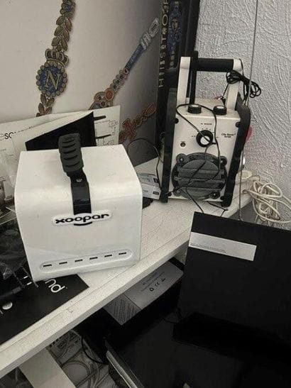 - 1 téléviseur LG 
- 1 chaine hifi avec 2...
