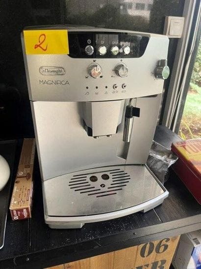 1 machine à café DELONGHI Magnifica

VENTE...