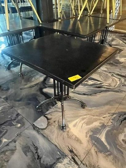 34 tables pieds fer 60x60cm (Lot situé salle...