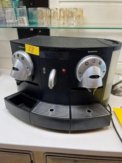 1 machine à café NEXPRESSO type 733 (Lot...