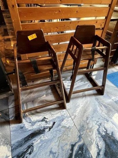 2 chaises enfants en bois (Lot situé salle...