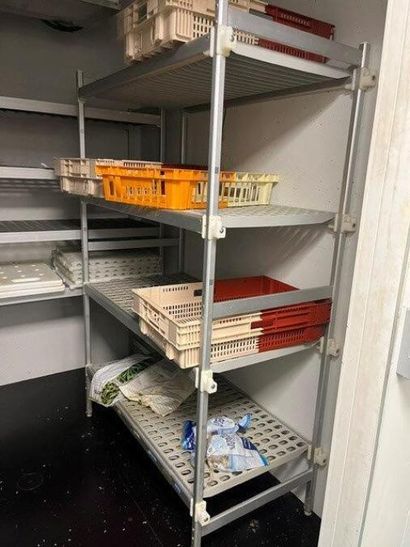 - 1 étagère inox 4 niveaux 120x40cm en alu
-...