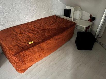 - 1 chaise
- 1 banquette velours
- 2 tabourets...