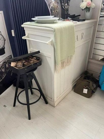 - 1 console laqué blanc
- 1 table haute
-...