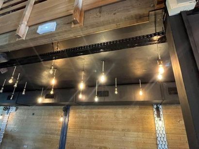 (+/-) 70 lampes décoratives se trouvant au...
