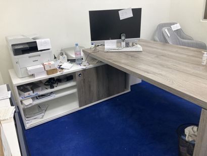 - 2 fauteuils à roulettes en tissu gris
-...
