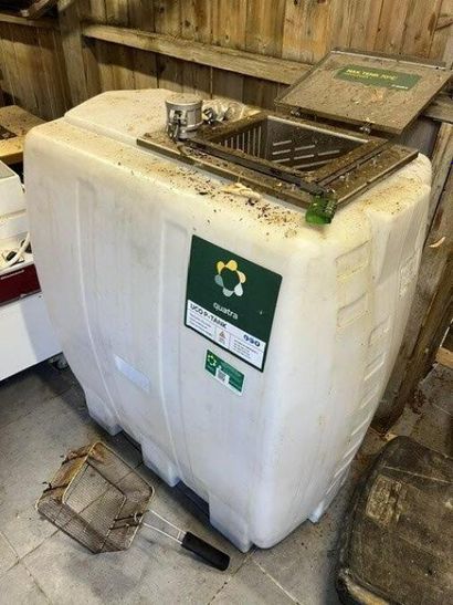 1 bac dégraisseur huile QUATRA (Lot situé...