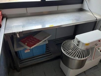1 table en inox 140x70cm avec étagère ajourée...