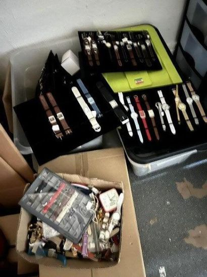 STOCK comprenant :
- 4 valises de démonstration...
