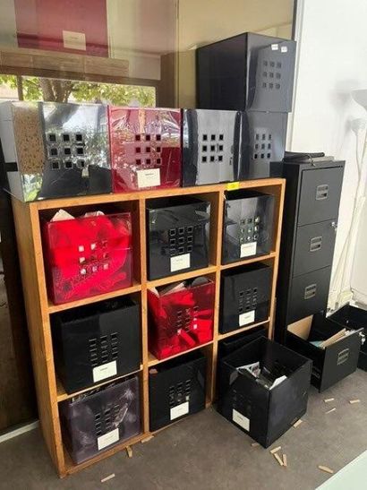 - 1 rayonnage stratifié bois à 9 casiers
-...