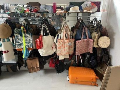 STOCK comprenant :
- 4 valises de démonstration...