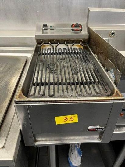1 grill électrique REDFOX (Lot situé cuisine...