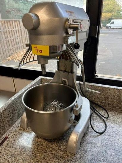 1 robot à pétrin (sans marque apparente)...