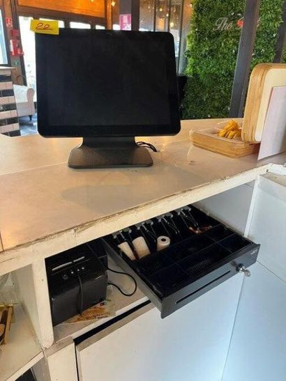 2 systèmes de caisse tactile (sans marques)...