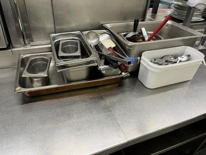 1 important lot d'ustensiles de cuisine,...