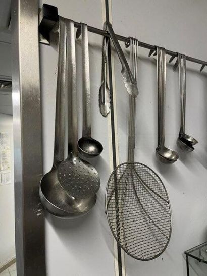 1 important lot d'ustensiles de cuisine,...