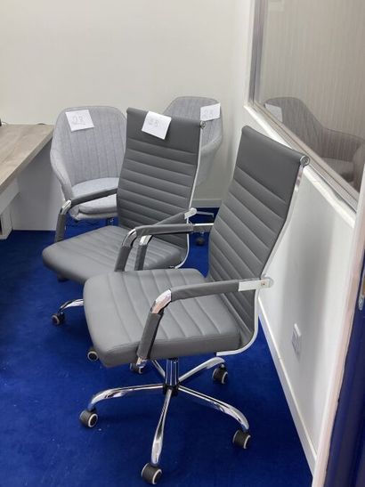 - 2 fauteuils à roulettes en tissu gris
-...