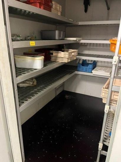 - 1 étagère inox 4 niveaux 120x40cm en alu
-...