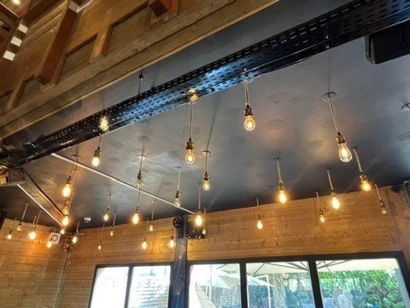 (+/-) 70 lampes décoratives se trouvant au...