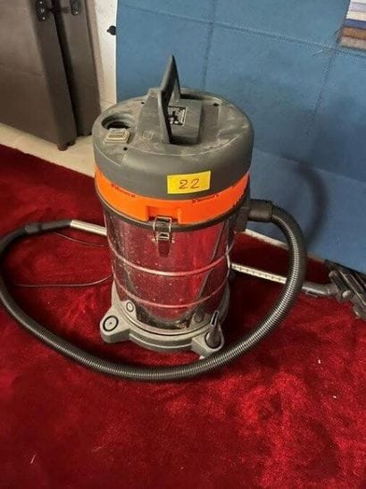 1 aspirateur bidon (Lot situé au sous-sol)

VENTE...