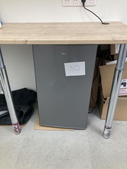 - 1 petit réfrigérateur FAR
- 1 bibliothèque...