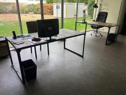 - 2 tables bureaux plateau bois armature...