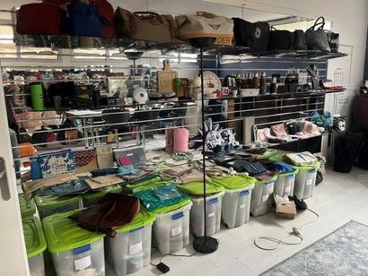 STOCK comprenant :
- 4 valises de démonstration...