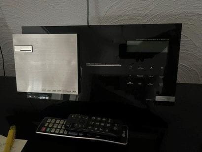 - 1 téléviseur LG 
- 1 chaine hifi avec 2...