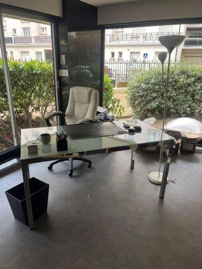 - 1 toile imprimé fleur
- 1 armoire métallique
-...