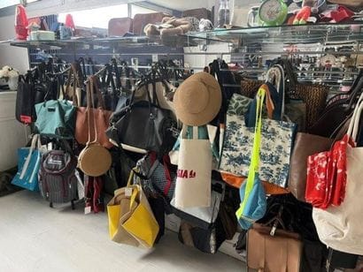 STOCK comprenant :
- 4 valises de démonstration...