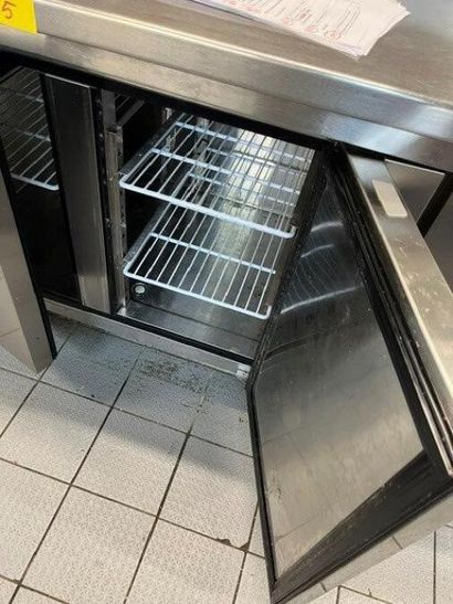 1 meuble froid positif à 2 portes METRO surmonté...