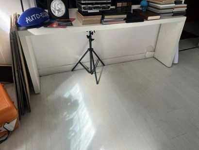 - 1 console laqué blanc
- 1 table haute
-...