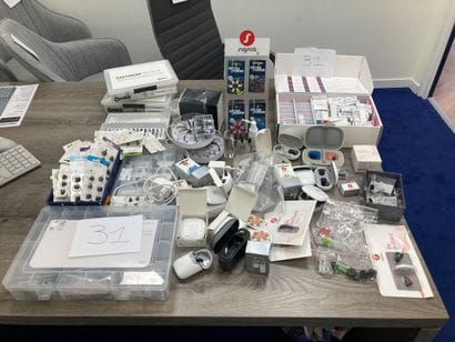 STOCK comprenant : 5 paires de prothèses...