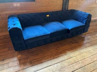 1 canapé en velours bleu 3 places (Lot situé...