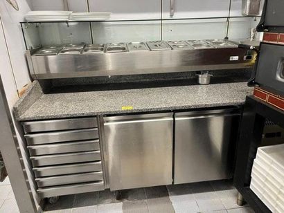 1 saladette comprenant : 16 bacs AFI + frigo...