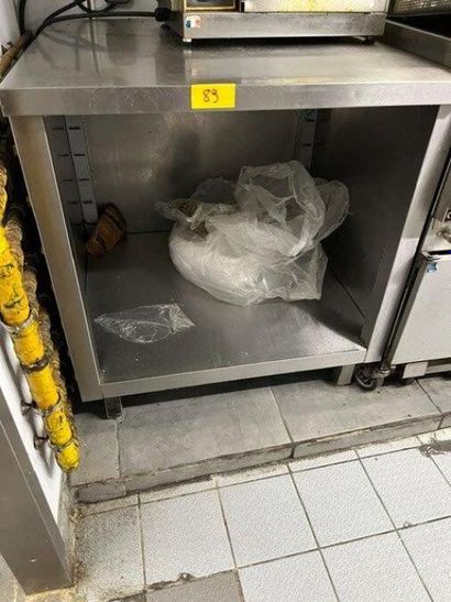 1 table inox 100x100cm avec étagère (Lot...