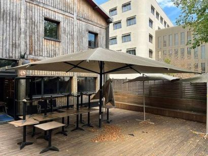 1 parasol 6x6 m pied fer (Lot situé terrasse)...