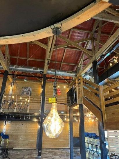 12 suspensions lumineuses de bar (Lot situé...