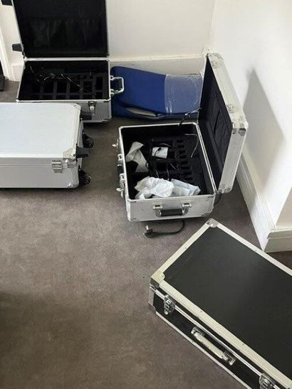STOCK comprenant :
- 4 valises de démonstration...