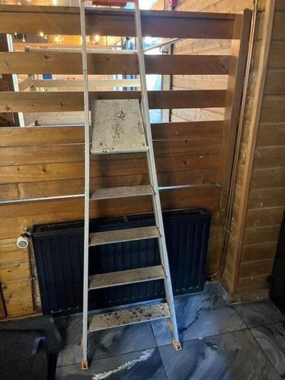 1 escabeau à 5 marches (Lot situé 1er étage...