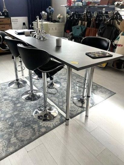 - 1 console laqué blanc
- 1 table haute
-...