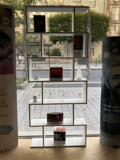 - 1 étagère en mélaminé blanc
- 4 chaises...