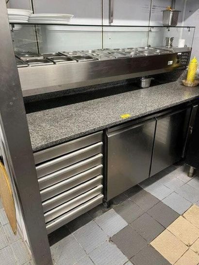 1 saladette comprenant : 16 bacs AFI + frigo...
