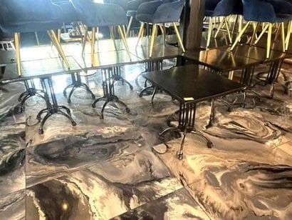 34 tables pieds fer 60x60cm (Lot situé salle...